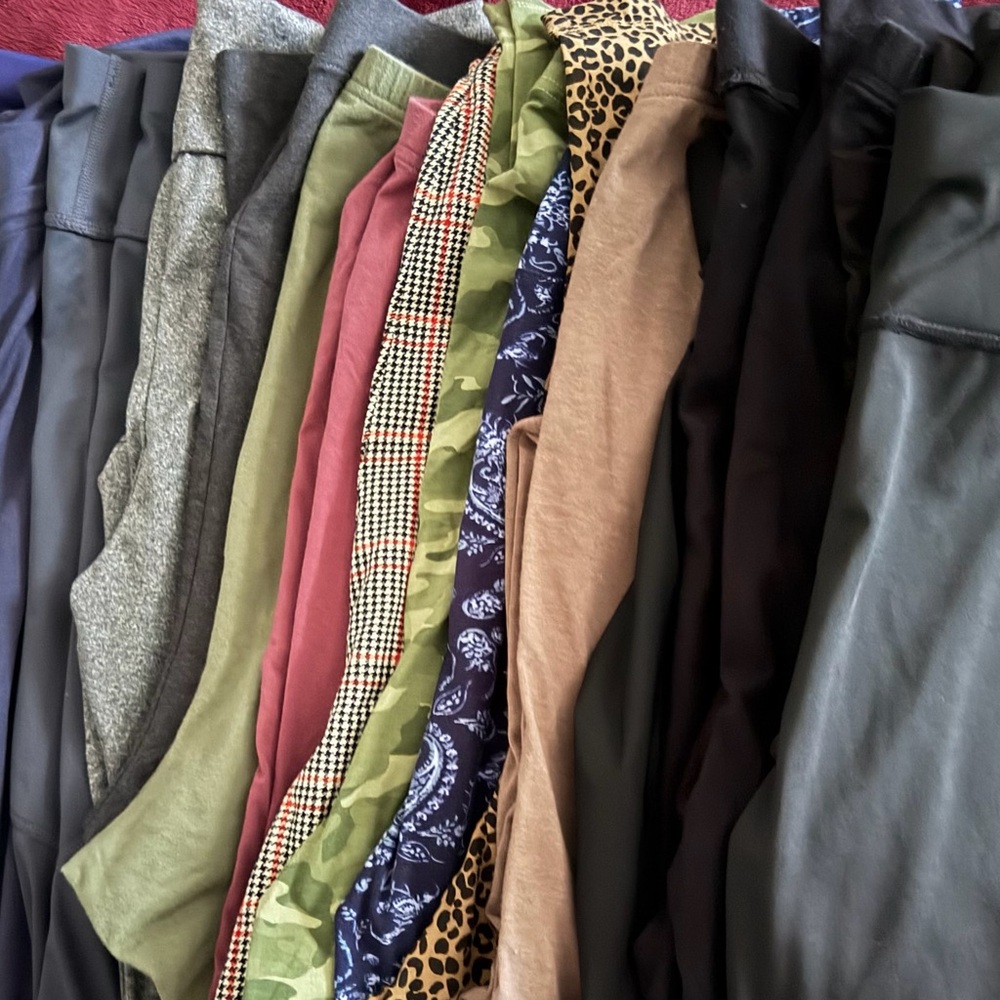 Assorted Leggings Bundle of 19, Black, Charcoal, Navy and Prints. Sizes XL & 2XL